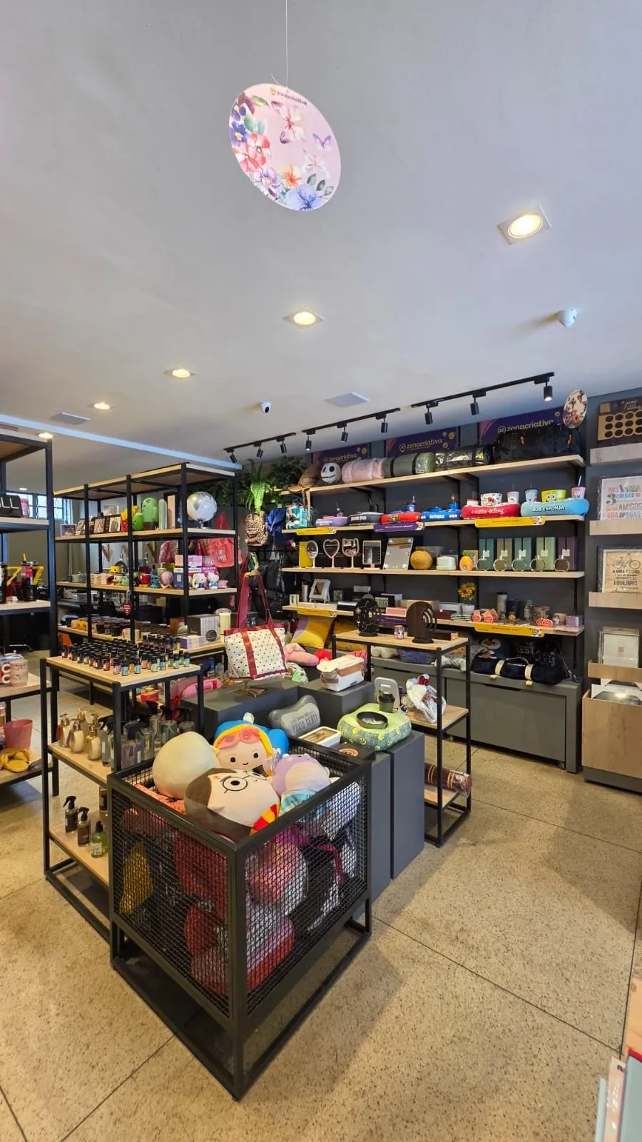 Interior da Lyons Store no Jardim Goiás, com prateleiras de presentes, papelaria e utilidades