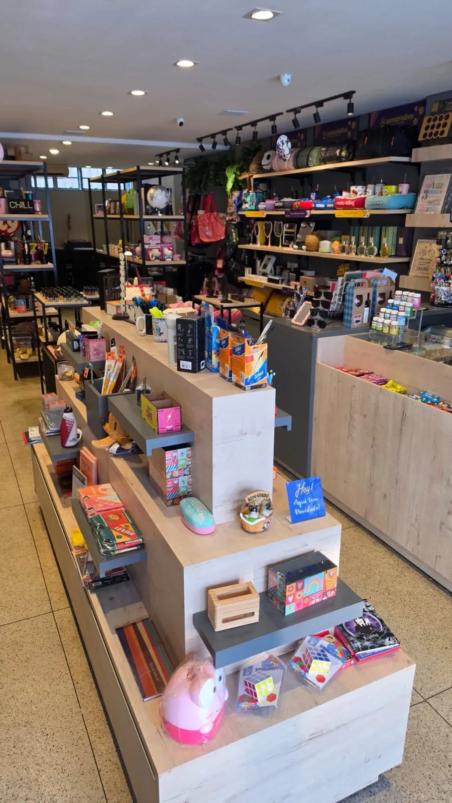 Gôndolas de presentes criativos e papelaria na Lyons Store, em Goiânia
